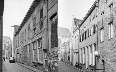 <p>De voorgevel van Papenstraat 11-13 voor (links) en na de restauratie (beeldbank RCE). </p>
